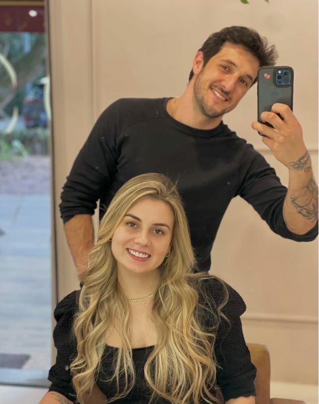 Cleber Tramontina, Hair Stylist, com cliente no Espaço Cleber Tramontina