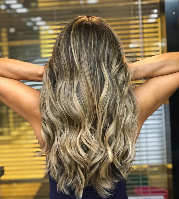 Mechas loiras com ondas — resultado real do Espaço Cleber Tramontina