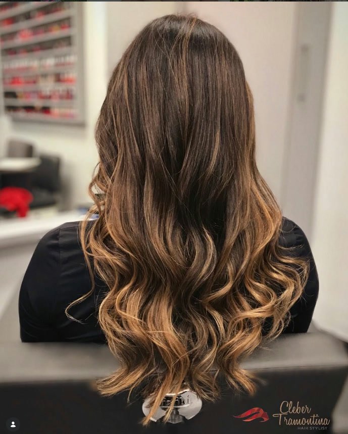 Morena iluminada — resultado real de coloração no salão