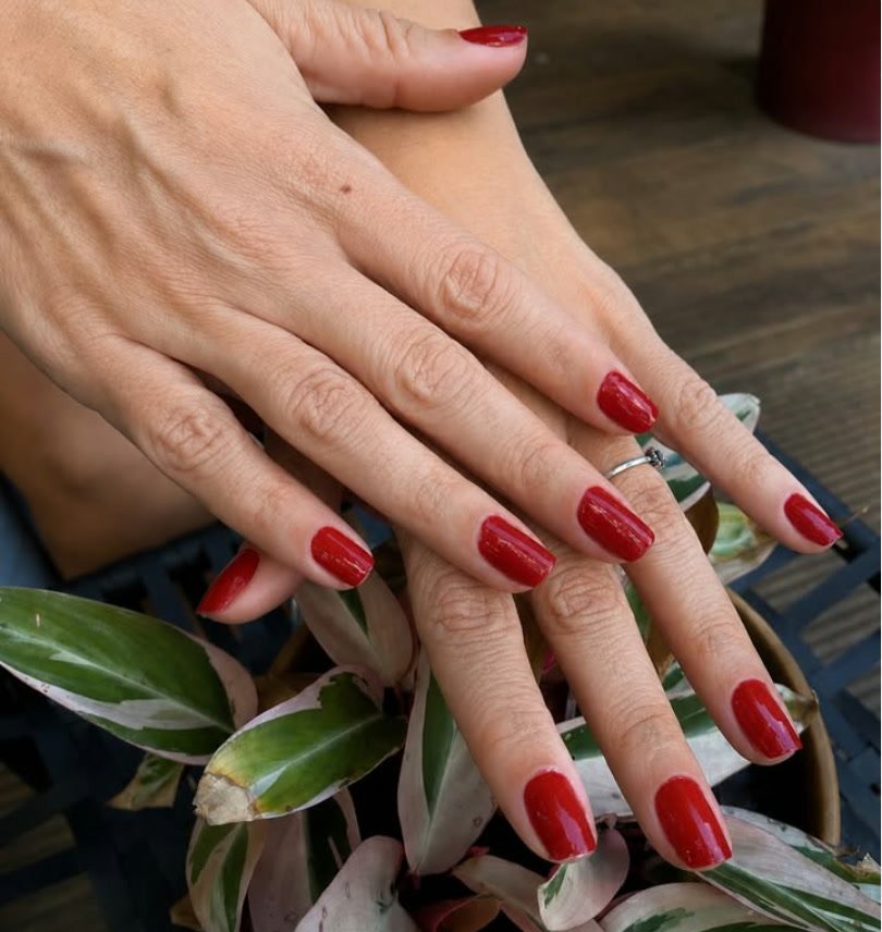 Manicure com esmaltação vermelha — serviço de unhas no salão